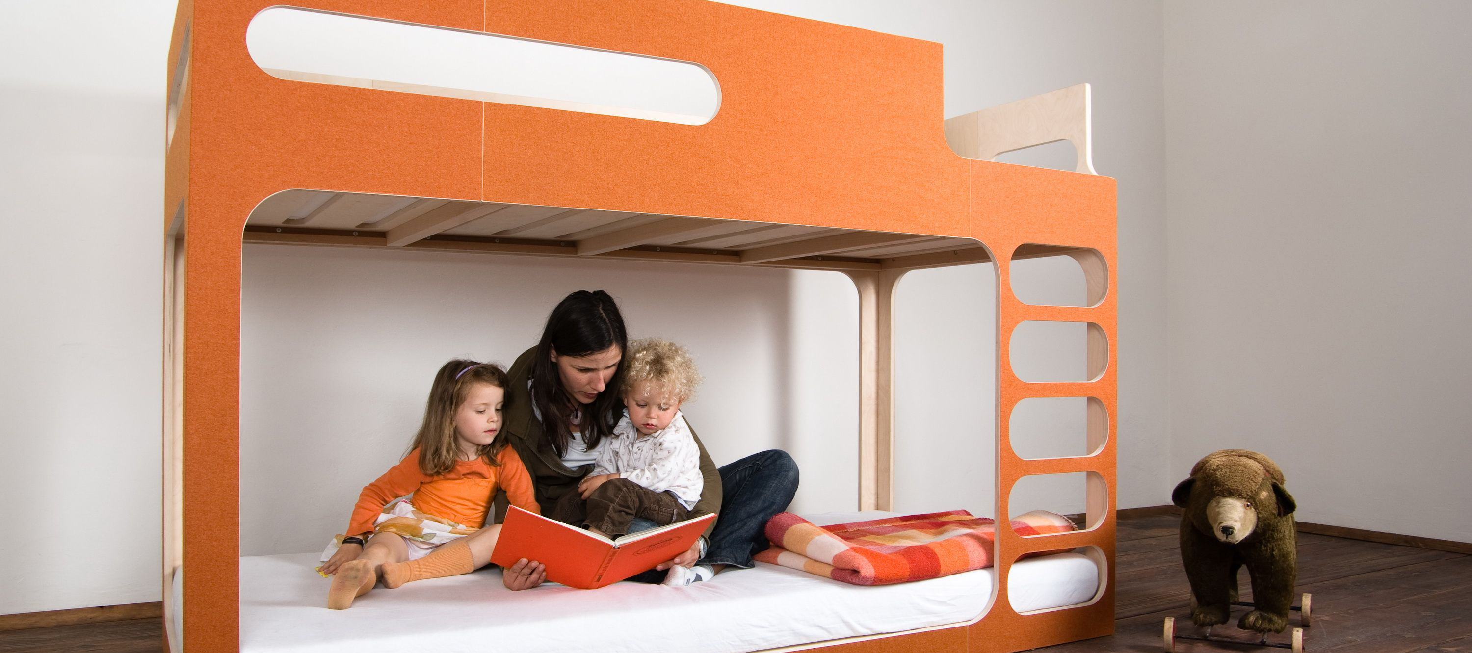 Как поставить кровать в детской комнате?