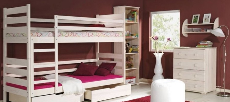 Деревянная двухъярусная кровать в интерьере детской спальни