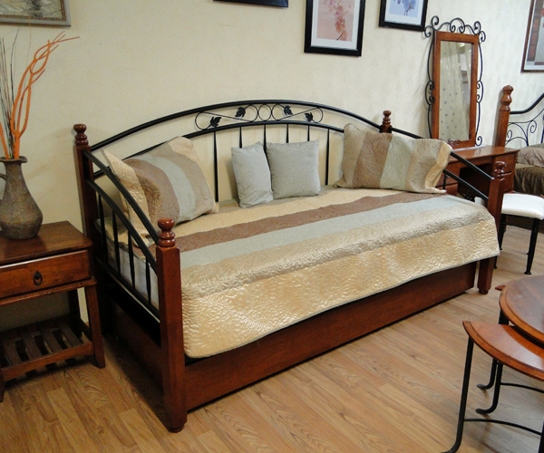 Кровать с ковкой